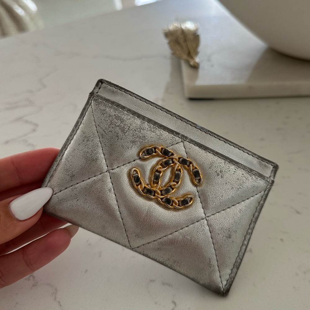 Authentic Chanel wallet with its original box - USED